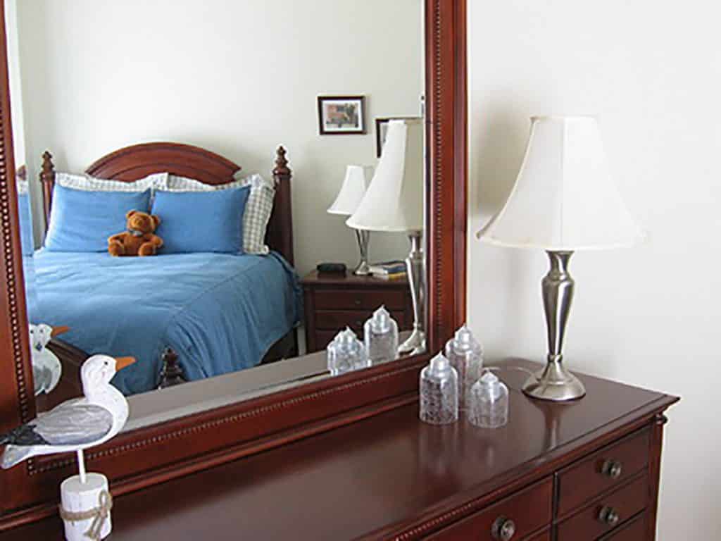 Bạn có nên đặt một chiếc gương trong phòng ngủ của bạn?