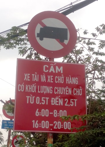Một biển báo giao thông điển hình quy định giờ cấm tải đối với xe trên 500kg (biển báo mới áp dụng từ 6h tới 9h)
