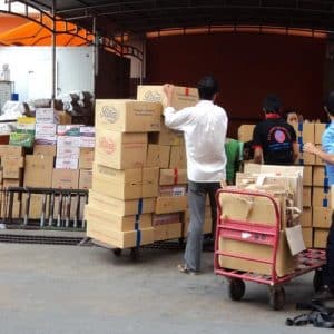 Nhân viên đang giao nhận hàng hóa tại kho TPHCM