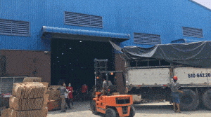 Nhân viên hỗ trợ việc vận chuyển kho xưởng